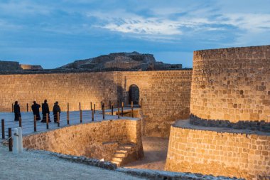 Yerel kadın Bahreyn Bahreyn Fort (Qal'at al-Bahreyn) ziyaret edin.