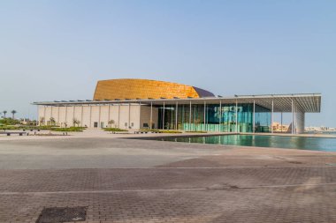 Manama, Bahreyn - 15 Şubat 2017: Ulusal Tiyatro bir su birikintisi yansıtan Bahreyn Krallığı.