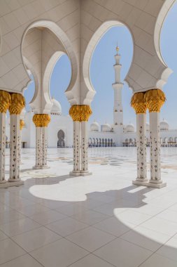 Abu Dhabi, Birleşik Arap Emirlikleri başkenti Şeyh Zayed Ulu Camii avlusu