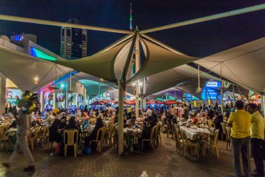 Kuwait City, Kuveyt - 17 Şubat 2017: İnsanlar'Kuveyt City (Pazar) Souq bir yemek salonunda yemek.