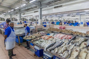 Abu Dhabi, Birleşik Arap Emirlikleri - 9 Şubat 2017: Abu Dabi Al Mina balık pazarında balık tezgahları.