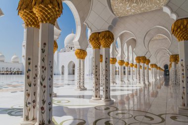 Abu Dhabi, Birleşik Arap Emirlikleri başkenti Şeyh Zayed Ulu Camii çevresinde geçit