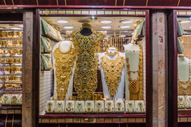 Dubai, Birleşik Arap Emirlikleri - 10 Şubat 2017: Gold Souq mahallede Deira Dubai, Suudi Arabistan, mücevher dükkanında