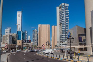 Kuwait City, Kuveyt - 17 Şubat 2017: Trafik merkezi Kuwait City bir sokakta.