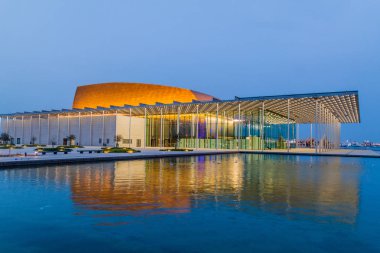 Manama, Bahreyn - 15 Şubat 2017: Ulusal Tiyatro bir su birikintisi yansıtan Bahreyn Krallığı.