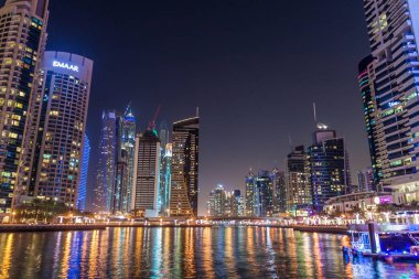 Dubai, Birleşik Arap Emirlikleri - 12 Mart 2017: Dubai Marina manzarası, BAE görünümünü akşam