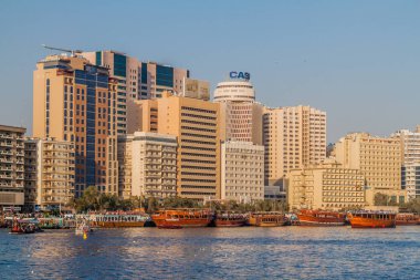 Dubai, Birleşik Arap Emirlikleri - 10 Şubat 2017: Deira görünümü mahalle Creek, Dubai, Birleşik Arap Emirlikleri üzerinden