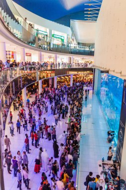 Dubai, Birleşik Arap Emirlikleri - 10 Şubat 2017: İnsanlar Dubai akvaryum ve Sualtı hayvanat bahçesinde Dubai Mall, dünyanın en büyük merkezlerinden biri dikkat et.