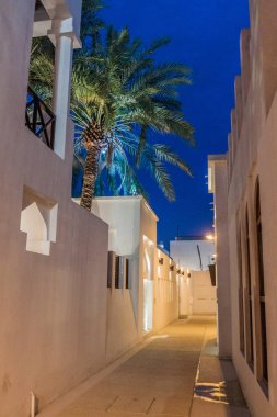 Muharraq, Bahreyn dar bir sokakta gece görünümü