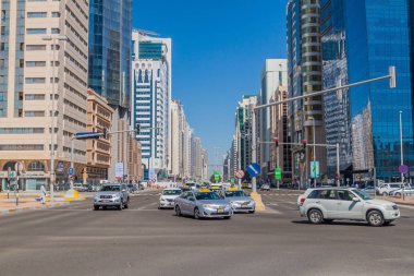 Abu Dhabi, Birleşik Arap Emirlikleri - 7 Mart 2017: Rating Hamdan bin Mohammed Street Abu Dabi, Birleşik Arap Emirlikleri