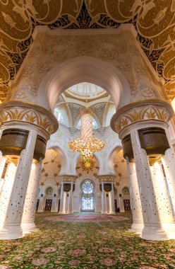 Abu Dabi 'deki Şeyh Zayed Büyük Camii, Birleşik Arap Emirlikleri.