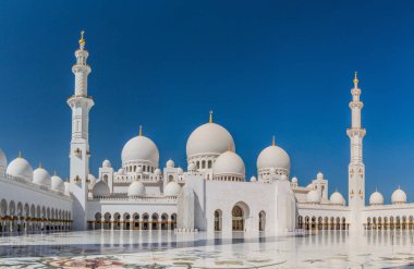Abu Dhabi, Birleşik Arap Emirlikleri başkenti Şeyh Zayed Ulu Camii avlusu
