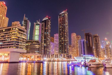 Dubai, Birleşik Arap Emirlikleri - 12 Mart 2017: Dubai Marina manzarası, BAE görünümünü akşam