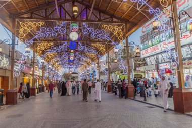 Kuwait City, Kuveyt - 17 Şubat 2017: İnsanlar dükkanda Souq merkezi Kuveyt City.