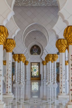 Abu Dhabi, Birleşik Arap Emirlikleri başkenti Şeyh Zayed Ulu Camii çevresinde geçit