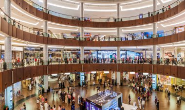 Dubai, Birleşik Arap Emirlikleri - 10 Şubat 2017: İç Dubai Mall, dünyanın en büyük merkezlerinden biri.