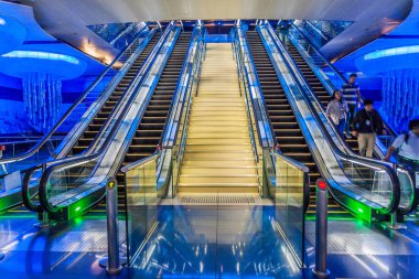 Dubai, Birleşik Arap Emirlikleri - 7 Mart 2017: Burjuman yürüyen merdiven metro istasyonu Dubai, Birleşik Arap Emirlikleri.