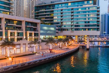 Dubai, Birleşik Arap Emirlikleri - 12 Mart 2017: Dubai Marina, Birleşik Arap Emirlikleri Marina yürüyüş boyunca Modern binalar