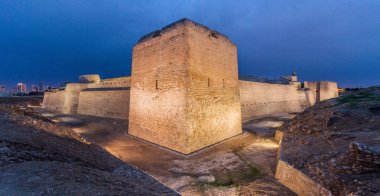 Akşam görünümü ışıklı Bahreyn kale (Qal'at al-Bahreyn) Bahreyn