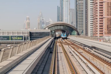 Dubai, Birleşik Arap Emirlikleri - 12 Mart 2017: Yükseltilmiş bir streç Dubai metrosu, Birleşik Arap Emirlikleri, parça