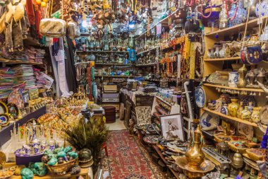 Sharjah, Birleşik Arap Emirlikleri - 11 Şubat 2017: Souq Al Arsah Sharjah, küçük dükkanda.