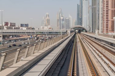 Dubai, Birleşik Arap Emirlikleri - 12 Mart 2017: Yükseltilmiş bir streç Dubai metrosu, Birleşik Arap Emirlikleri, parça