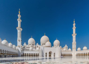 Abu Dhabi, Birleşik Arap Emirlikleri başkenti Şeyh Zayed Ulu Camii avlusu