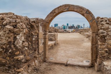 Bahreyn Kalesi (Qal'at al-Bahreyn) ve Manama manzarası Bahreyn kalıntıları