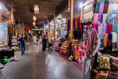 Dubai, Birleşik Arap Emirlikleri - 10 Şubat 2017: Bir souq mahallede Deira Dubai, Suudi Arabistan, görünümünü