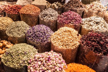 Baharat Souq Deira Dubai, Suudi Arabistan, mahallede, çeşitli baharatlar