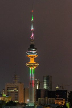 Kuwait City, Kuveyt - 18 Mart 2017: Gece Kuveyt kurtuluş kuleye bakış
