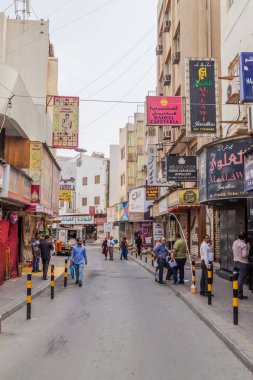 Manama, Bahreyn - 15 Şubat 2017: Merkez Manama bir sokakta görünümünü