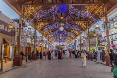 Kuwait City, Kuveyt - 17 Şubat 2017: İnsanlar dükkanda Souq merkezi Kuveyt City.