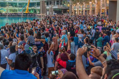 Duabi, Birleşik Arap Emirlikleri - 10 Şubat 2017: Dubai Çeşmesi insanların kalabalıklar gözlemlemek.