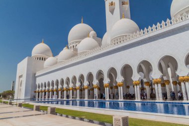 Abu Dhabi, Birleşik Arap Emirlikleri - 9 Şubat 2017: Geçit Abu Dabi Büyük Sheik Zayed Camisi çevresinde