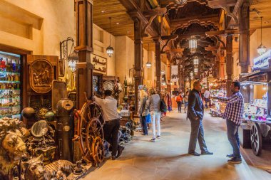 Dubai, Birleşik Arap Emirlikleri - 11 Şubat 2017: Madinat Jumeirah souq Dubai, Suudi Arabistan, sokakta