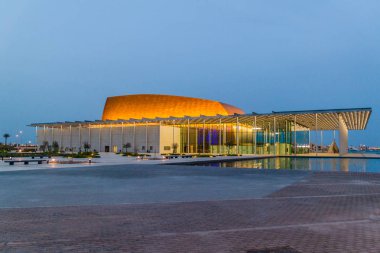 Manama, Bahreyn - 15 Şubat 2017: Ulusal Tiyatro bir su birikintisi yansıtan Bahreyn Krallığı.