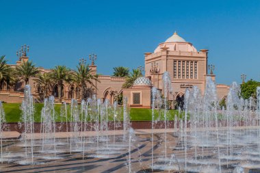 Abu Dhabi, Birleşik Arap Emirlikleri - 9 Şubat 2017: Bahçe Emirates Palace hotel Abu Dhabi, Birleşik Arap Emirlikleri başkenti.