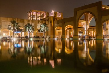 Fahaheel, Kuveyt - 16 Şubat 2017: Al Kout Mall Fahaheel bölgesinde gece görünümü.