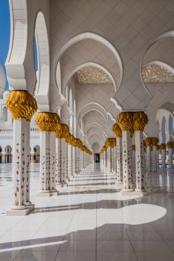 Abu Dhabi, Birleşik Arap Emirlikleri başkenti Şeyh Zayed Ulu Camii çevresinde geçit