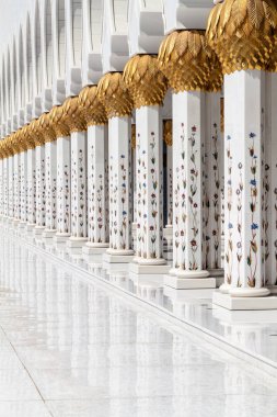 Abu Dhabi, Birleşik Arap Emirlikleri başkenti Şeyh Zayed Ulu Camii çevresinde yürüyüş yolları şartını