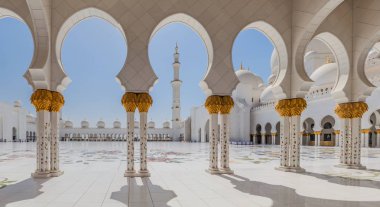 Abu Dhabi, Birleşik Arap Emirlikleri başkenti Şeyh Zayed Ulu Camii avlusu
