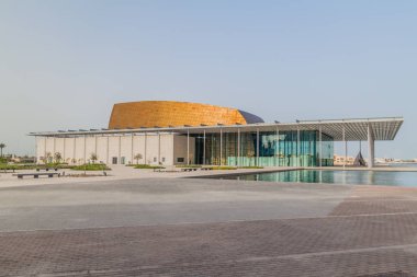 Manama, Bahreyn - 15 Şubat 2017: Ulusal Tiyatro bir su birikintisi yansıtan Bahreyn Krallığı.