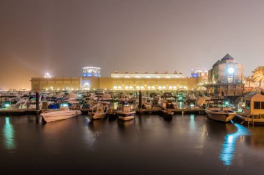 Fahaheel, Kuveyt - 16 Şubat 2017: Gece görünümü Al Kout Mall Fahaheel bölgesinde yanındaki bir Marina.