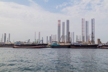 Tekneler, petrol derricks ve vinçler Sharjah, Suudi Arabistan içinde Khalid limanda.