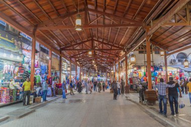 Kuwait City, Kuveyt - 17 Şubat 2017: İnsanlar dükkanda Souq merkezi Kuveyt City.