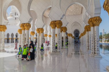 Abu Dhabi, Birleşik Arap Emirlikleri - 9 Şubat 2017: Grup Şeyh Zayed Ulu Camii Abu Dabi, Birleşik Arap Emirlikleri ziyaret çocuk