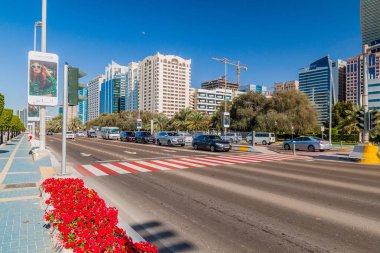 Abu Dhabi, Birleşik Arap Emirlikleri - 7 Mart 2017: Abu Dhabi görünüm Corniche road