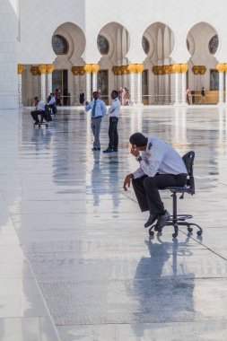 Abu Dhabi, Birleşik Arap Emirlikleri - 9 Şubat 2017: Sheikh Zayed Ulu Camii Abu Dhabi, güvenlik görevlisi