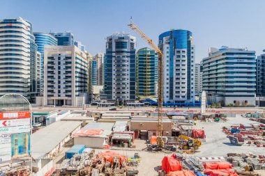 Dubai, Birleşik Arap Emirlikleri, 10 Şubat 2017: Yüksek binaların ve bir şantiye içinde Dubai, İngiltere.